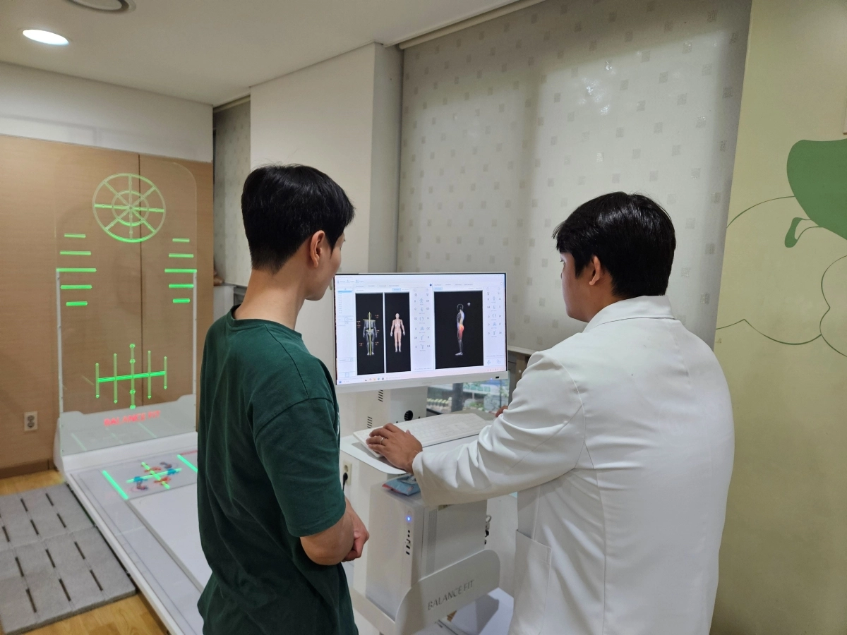 한 주민이 서울 서초구청의 ‘인공지능(AI) 스마트 체형측정(체형+족압)’ 시스템을 이용하고 있다. 서초구 제공