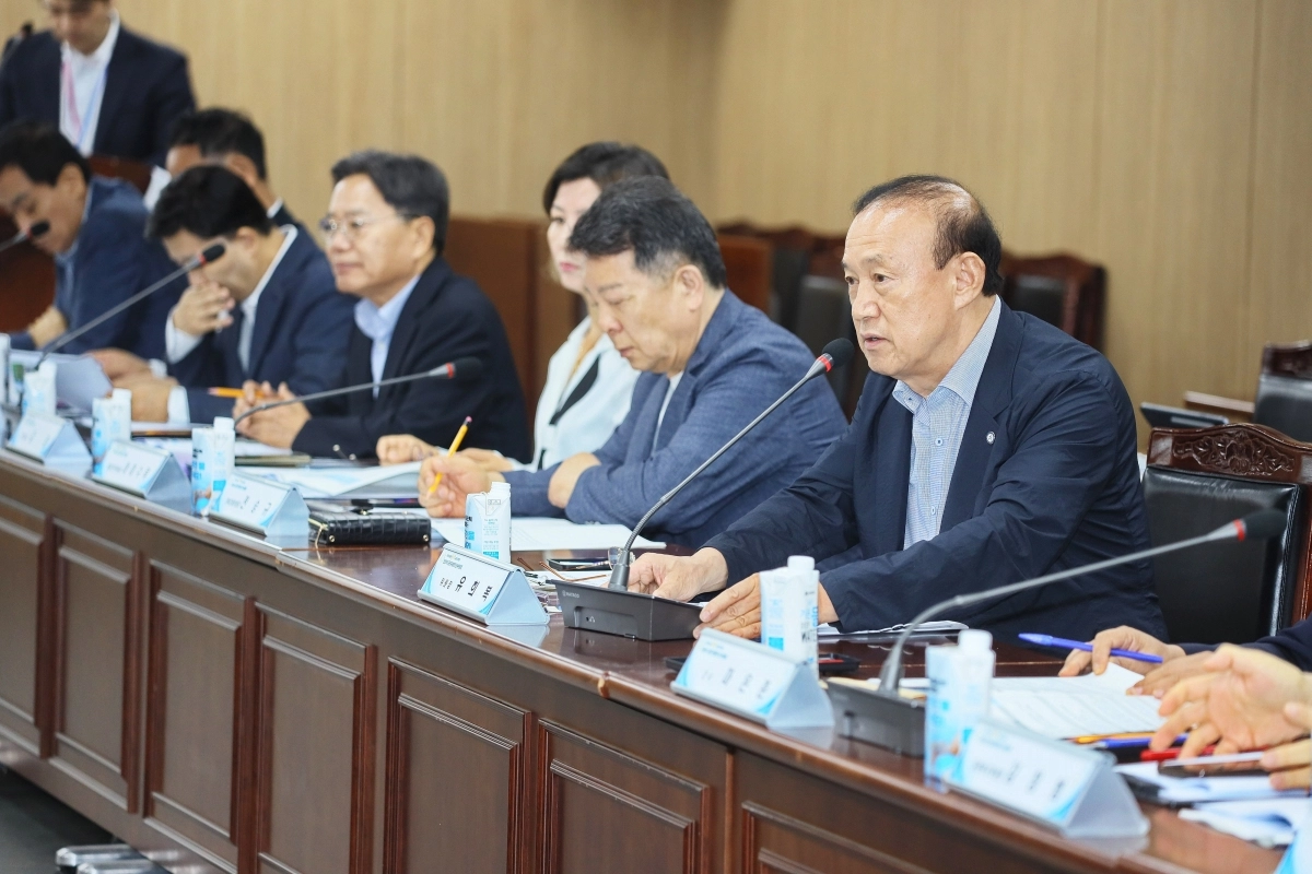 유희복(오른쪽 첫 번째) 인수위원장이 6일 열린 ‘민선 9기 금천구청장직 인수위원회’ 결과 보고 언론 브리핑을 열고 발언하고 있다. 금천구 제공