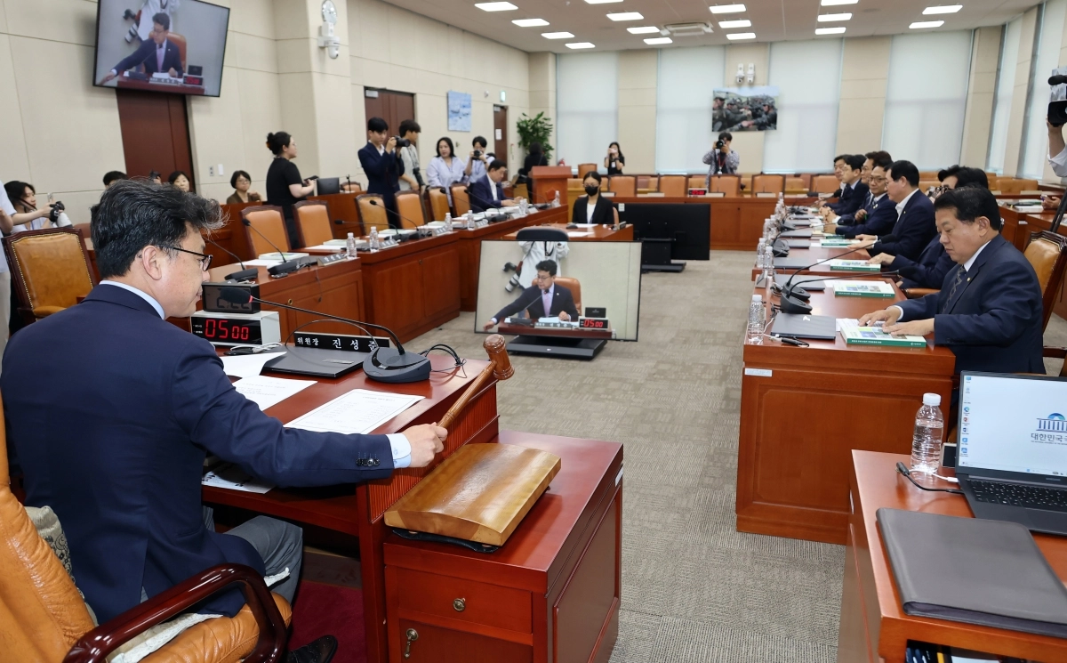 국회 진성준 국방위원장이 6일 국회에서 열린 국방위원회 후반기 첫 회의에서 국민의힘 위원들과 개혁신당 위원이 불참한 가운데 회의를 진행하고 있다. 국민의힘은 민주당이 야당과 상의 없이 11개 상임·특위 위원장 선출을 강행한 것을 ‘독주’로 규정하며 국회 일정 보이콧으로 맞서고 있다. 2026.7.6 연합뉴스