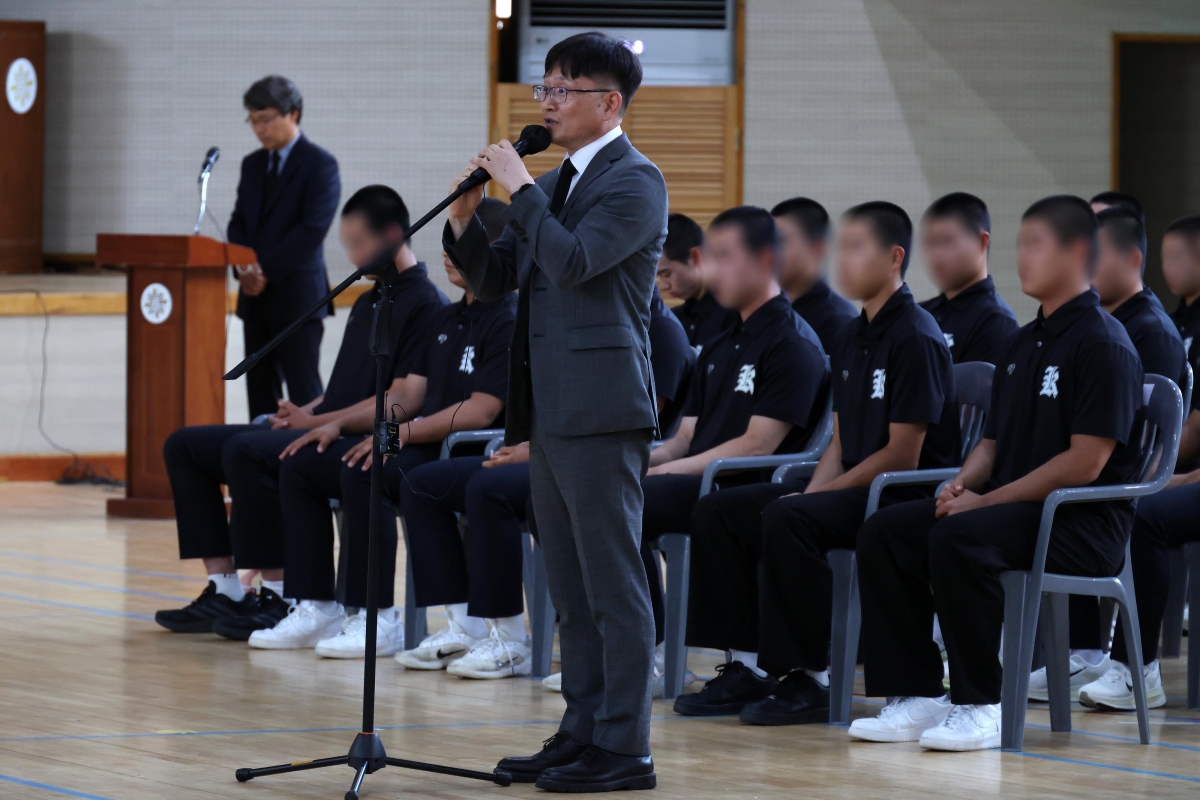 6일 오후 전남광주통합특별시 북구 광주제일고등학교 강당에서 이규연 광주일고 교장이 사과 방문한 서울 배제고등학교 야구부에게 발언하고 있다. 2026.7.6 [공동취재]