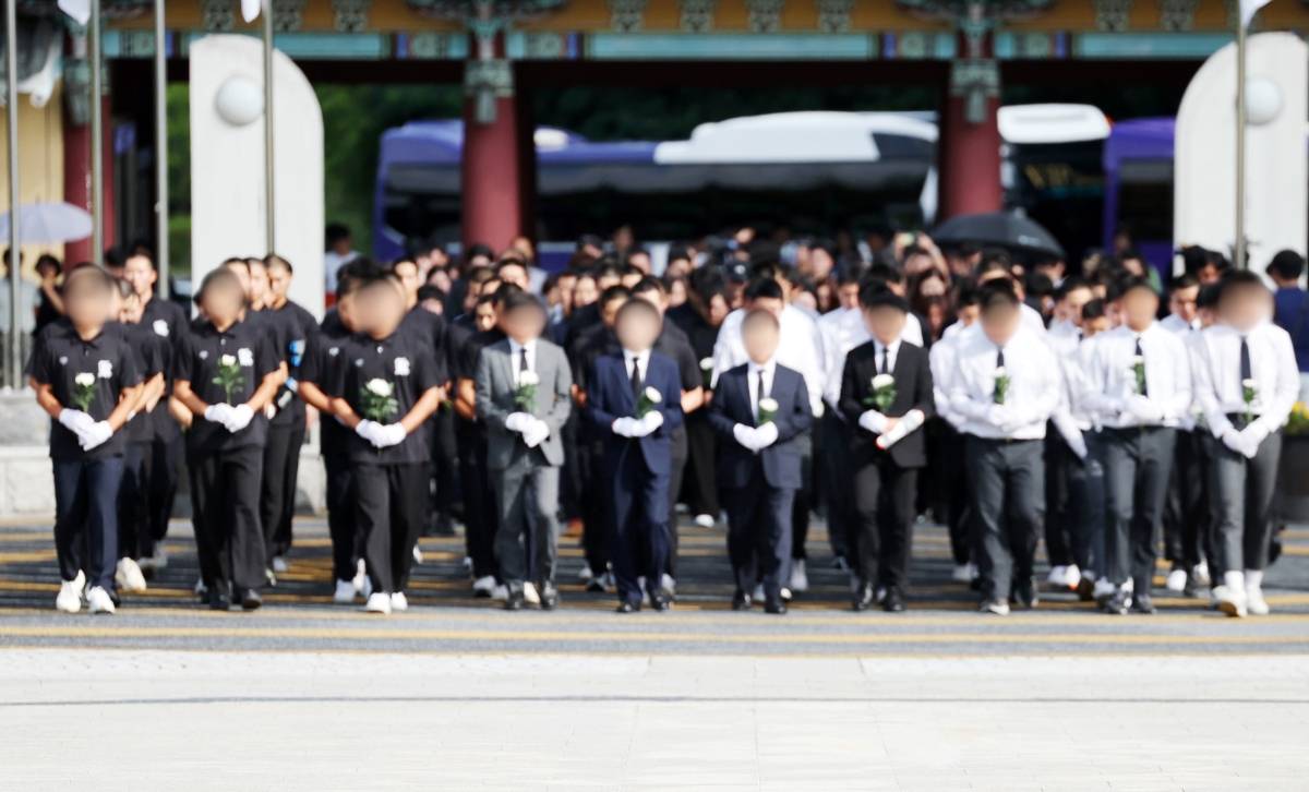 6일 오후 전남광주통합특별시 북구 국립 5·18 민주묘지에서 광주제일고등학교·배재고등학교 학생들이 참배하고 있다. 2026.7.6. 연합뉴스