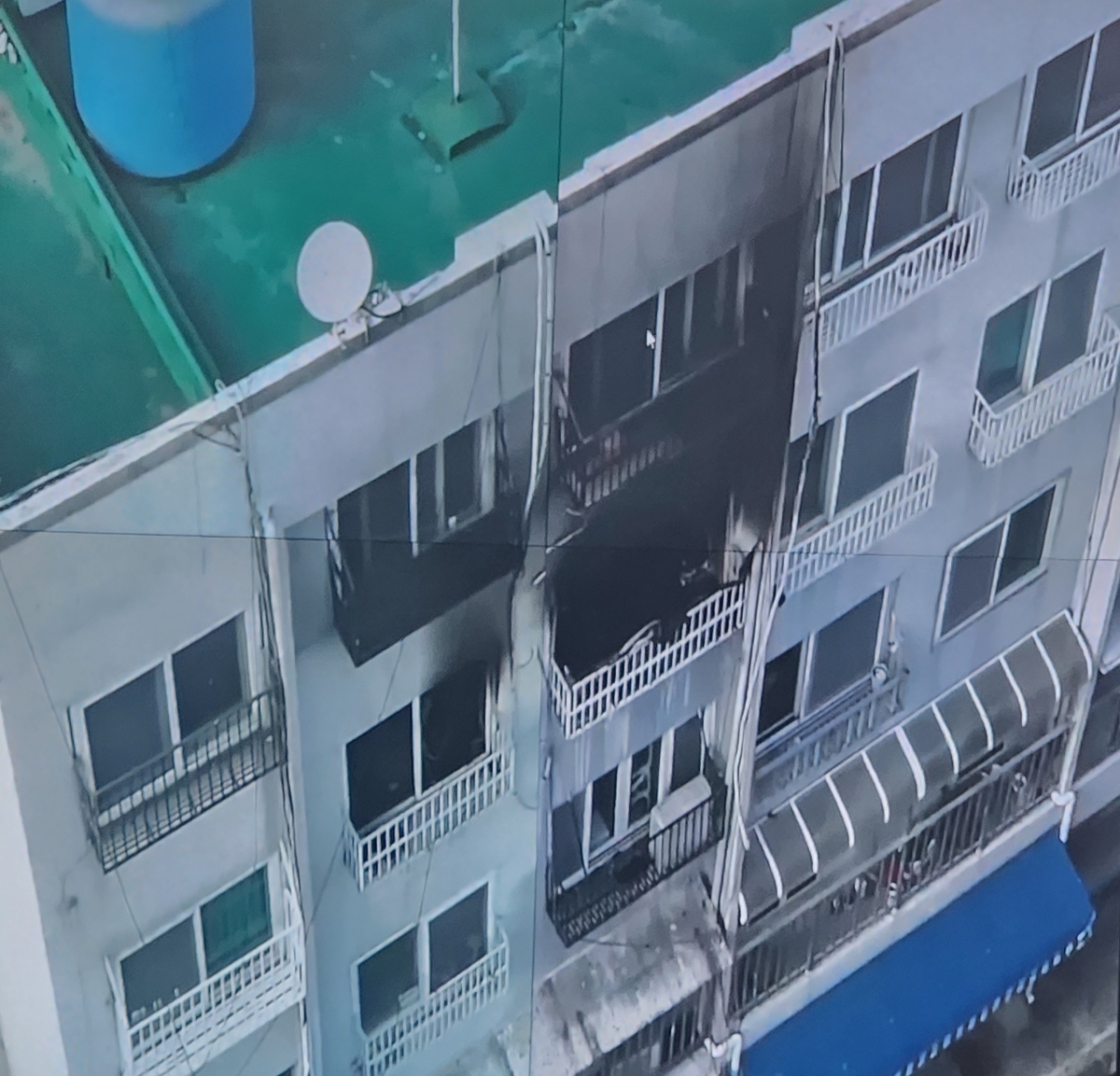 6일 오후 5시 3분쯤 부산 서구 충무동 한 5층 아파트의 4층에서 불이 나 외부가 검게 그을려있다. 부산소방재난본부 제공
