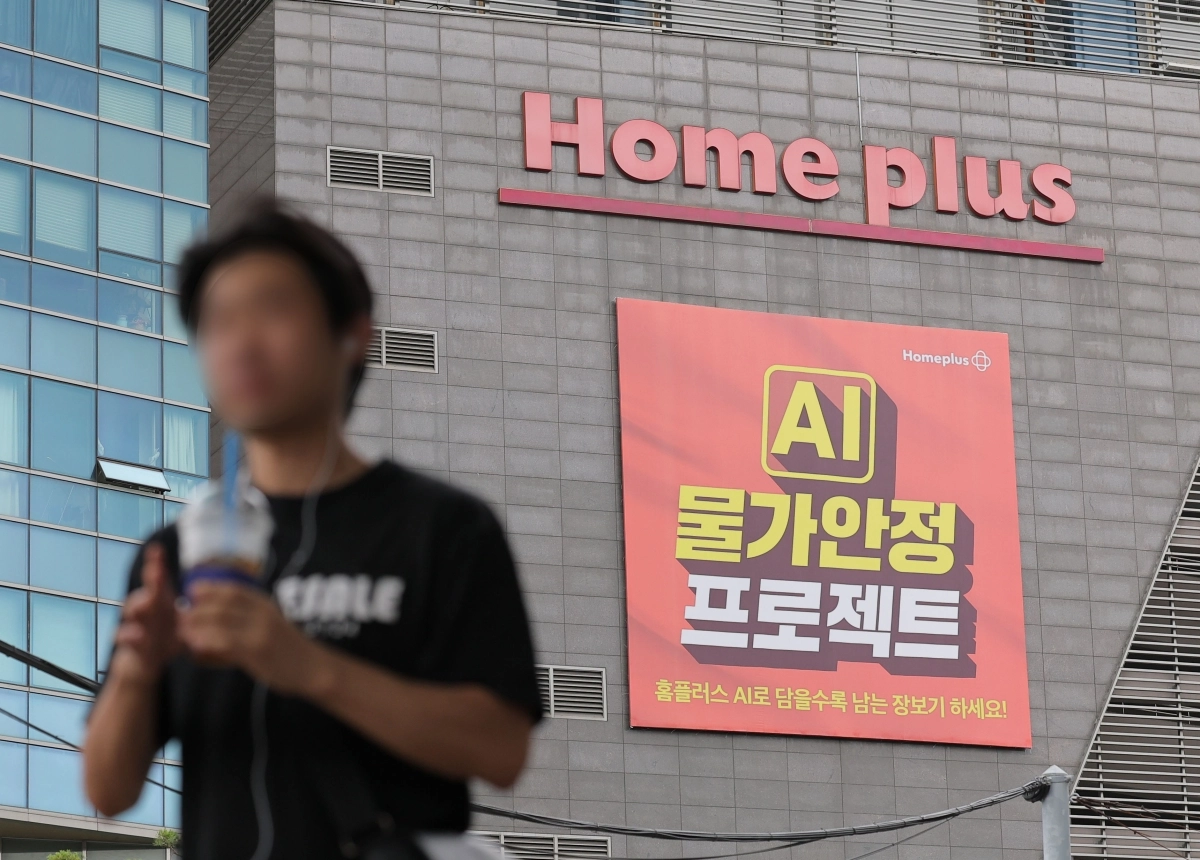 홈플러스가 법원 결정으로 파산 수순으로 접어든 가운데 지난 5일 서울의 한 홈플러스 매장 벽면에 광고판이 걸려 있다. 연합뉴스