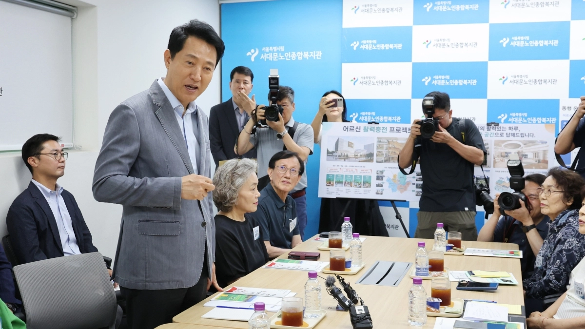 오세훈(왼쪽) 서울시장이 6일 시립서대문노인복지관에서 민선 9기 ‘어르신 활력 프로젝트’를 설명하고 있다.  뉴스1
