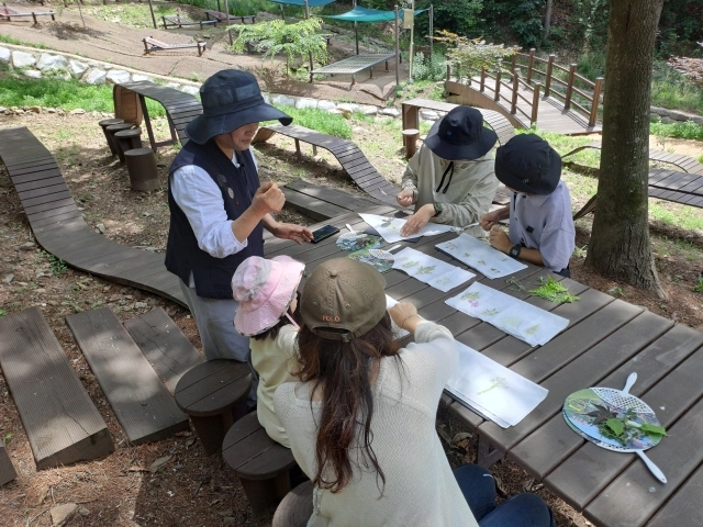 가족 산림치유 프로그램을 진행 중인 경북 봉화군 문수산산림치유센터.  봉화군 제공