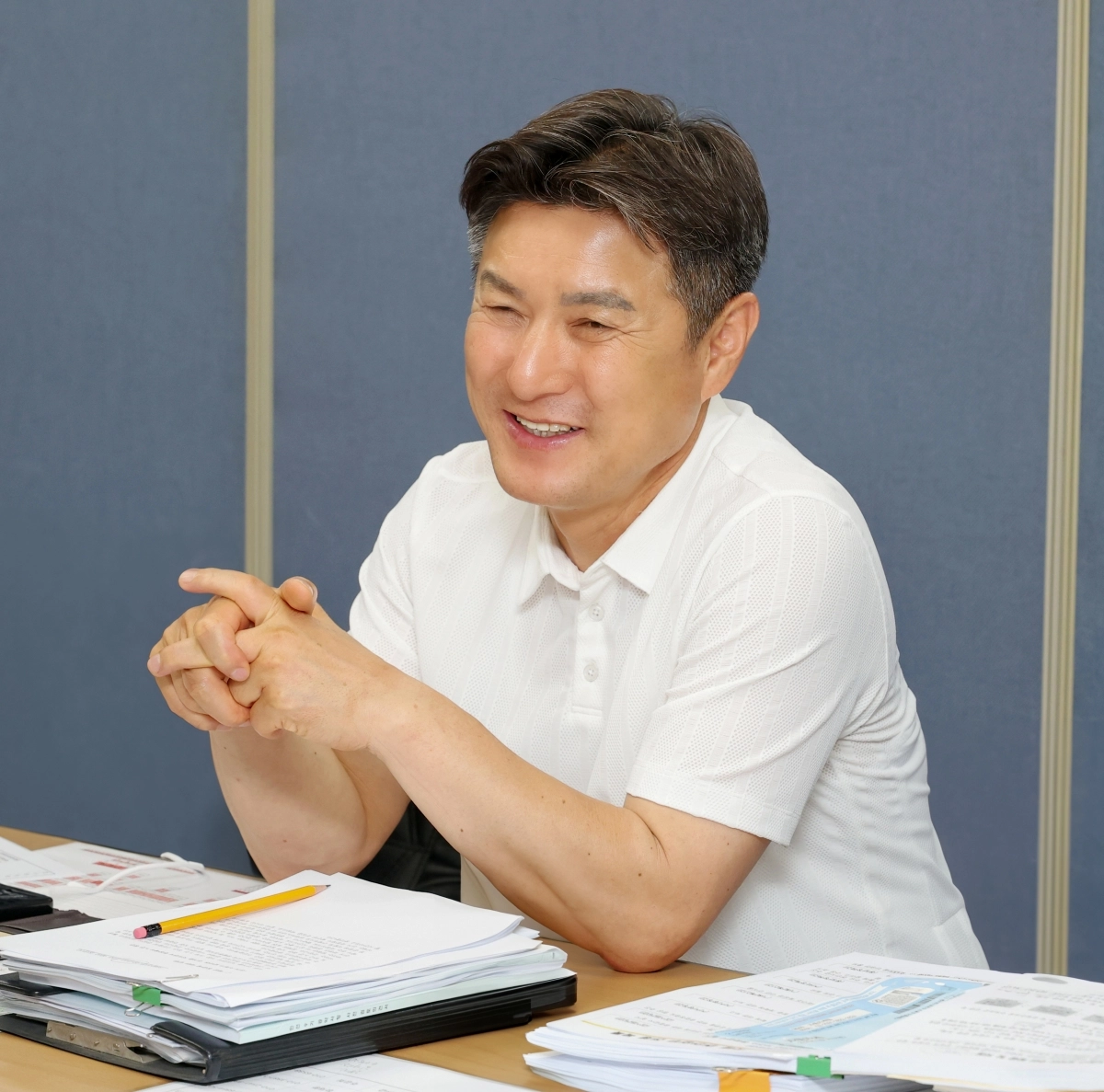 김동욱 도봉구청장이 지난달 30일 창동 구민회관 인수위원회에서 서울신문과 인터뷰를 하고 있다. 김 구청장은 “대전환 시기를 맞은 구민의 ‘내 삶이 나아지는 변화’를 만들어 내겠다”고 강조했다. 도봉구 제공