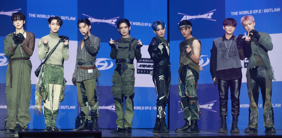 그룹 에이티즈(ATEEZ)가 2023년 6월 15일 서울 강서구 KBS아레나에서 9번째 미니앨범 ‘더 월드 에피소드 2: 아웃로우’ 발매 쇼케이스를 열고 포즈를 취하고 있다. 연합뉴스
