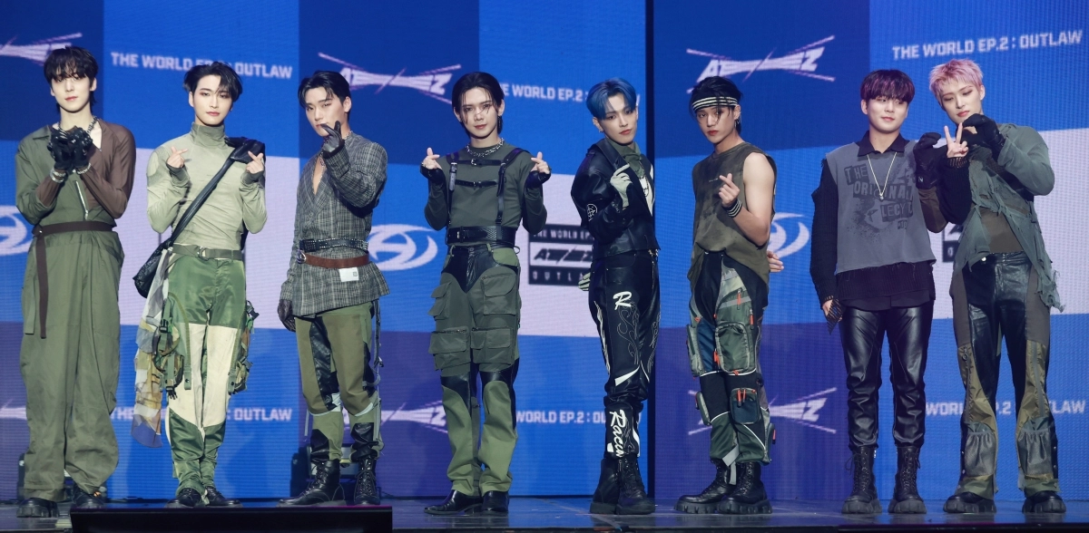 그룹 에이티즈(ATEEZ)가 2023년 6월 15일 서울 강서구 KBS아레나에서 9번째 미니앨범 ‘더 월드 에피소드 2: 아웃로우’ 발매 쇼케이스를 열고 포즈를 취하고 있다. 연합뉴스