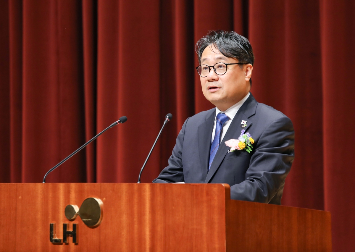 이성훈 한국토지주택공사(LH) 신임 사장이 6일 경남 진주 LH 본사에서 열린 제7대 사장 취임식에서 취임사를 하고 있다. 연합뉴스