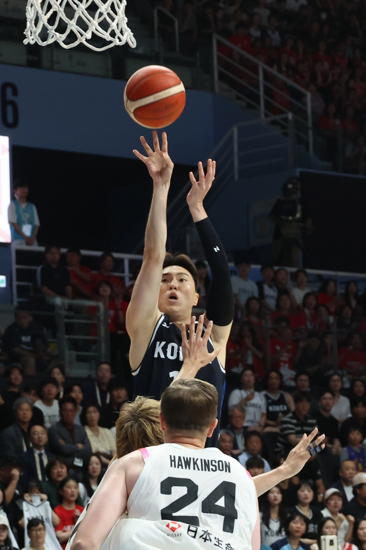 대한민국 농구 대표팀 이우석이 6일 경기 고양소노아레나에서 열린 2027 국제농구연맹(FIBA) 월드컵 아시아 예선 1라운드 조별리그 B조 한국과 일본의 경기에서 슛을 하고 있다. 뉴스1