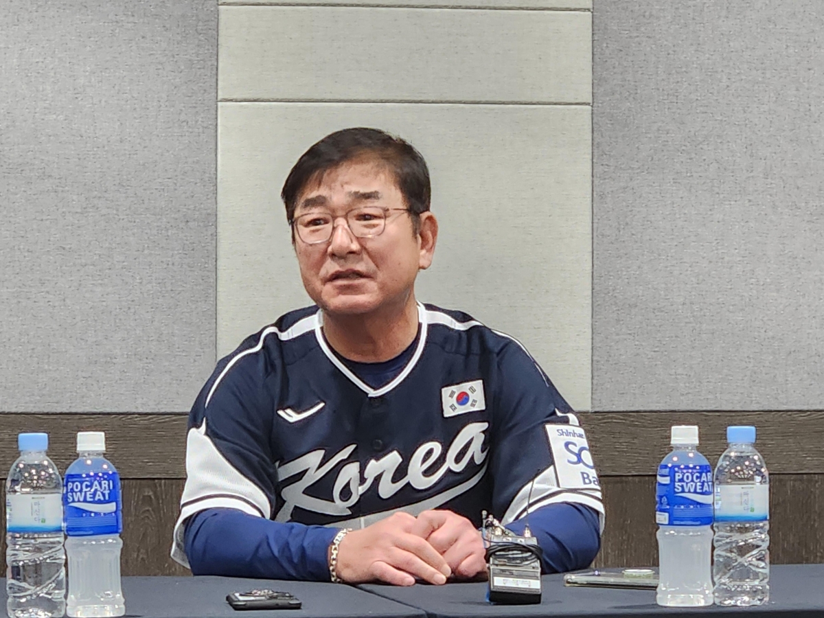 류중일 전 감독이 지난 2024년 11월 열렸던 세계야구소프트볼연맹(WBSC) 프리미어 12 ﻿경기를 앞두고 취재진과 인터뷰하고 있다. 연합뉴스