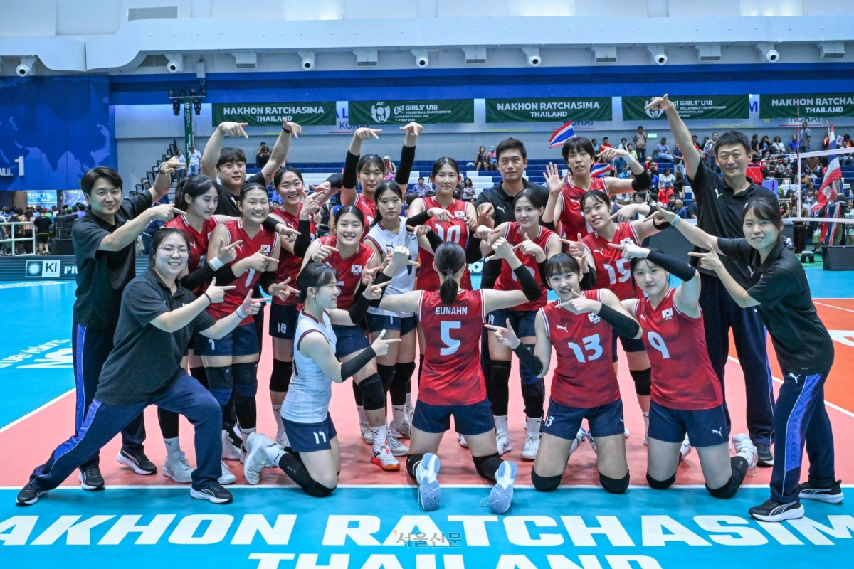 18세 이하 여자배구 대표팀 선수들이 6일 태국에서 열린 2026 아시아배구연맹(AVC) 아시아선수권 준결승에서 태국을 꺾고 승리한 뒤 기념사진을 찍고 있다. 2026.7.6 AVC 제공