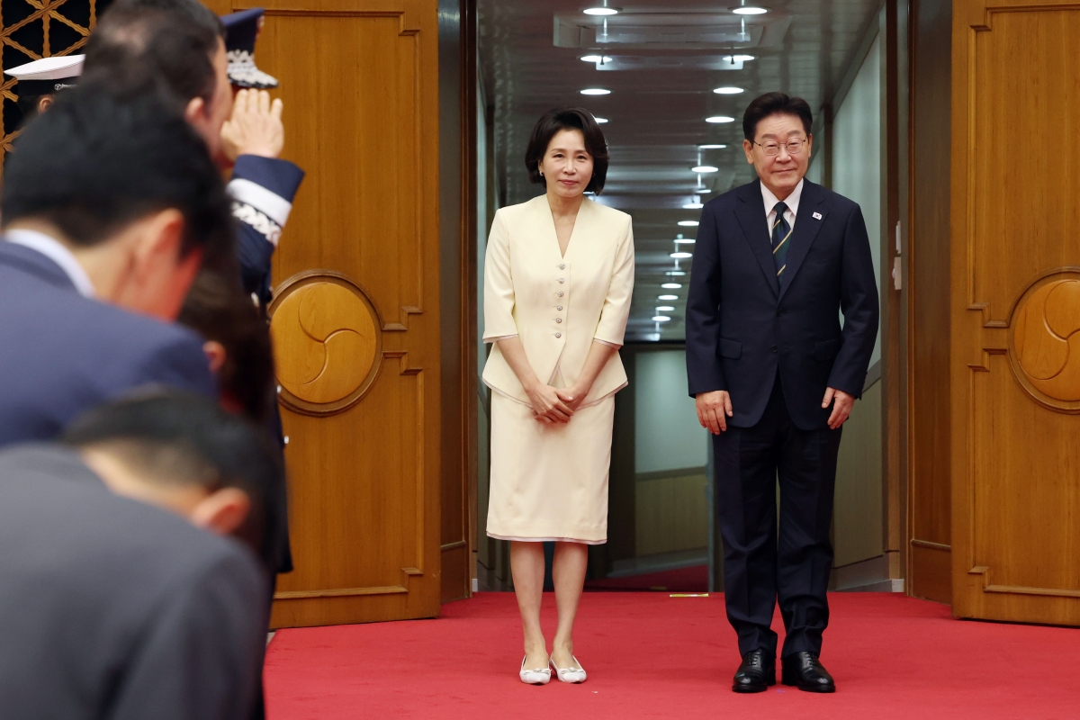 북대서양조약기구(NATO·나토) 정상회의 참석과 몽골 국빈 방문을 위해 출국하는 이재명 대통령 부부가 7일 성남 서울공항에서 환송객들을 향해 인사하고 있다. 2026.7.7 연합뉴스