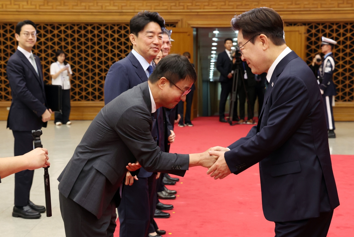 북대서양조약기구(NATO) 정상회의 참석 및 몽골을 국빈 방문하는 이재명 대통령이 7일 경기 성남 서울공항에서 출국하며 한병도 더불어민주당 당대표 직무대행 겸 원내대표와 악수하고 있다. 2026.07.07. 뉴시스