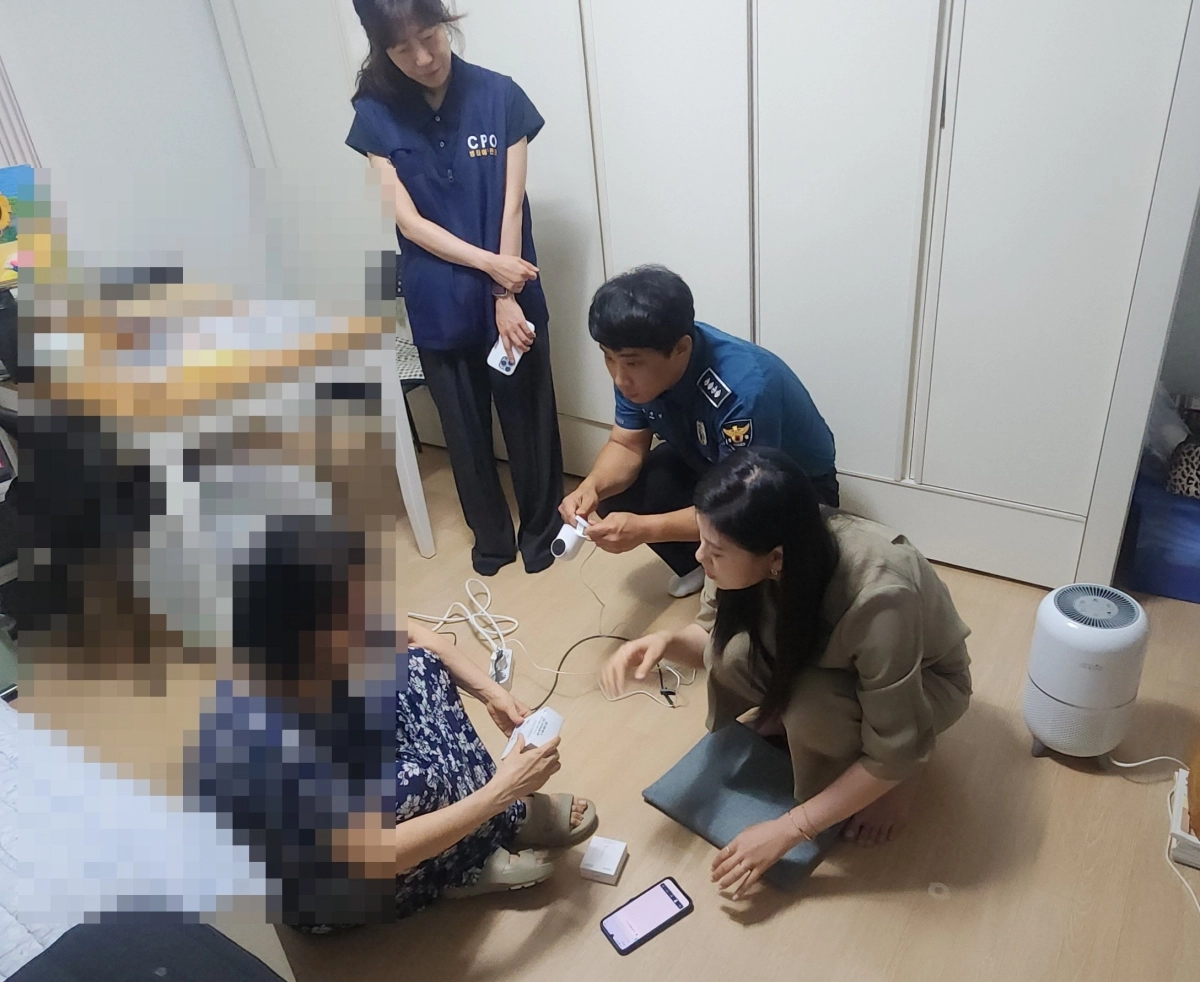 경찰이 여성안심패키지를 전달하고 있다. 수원시 제공