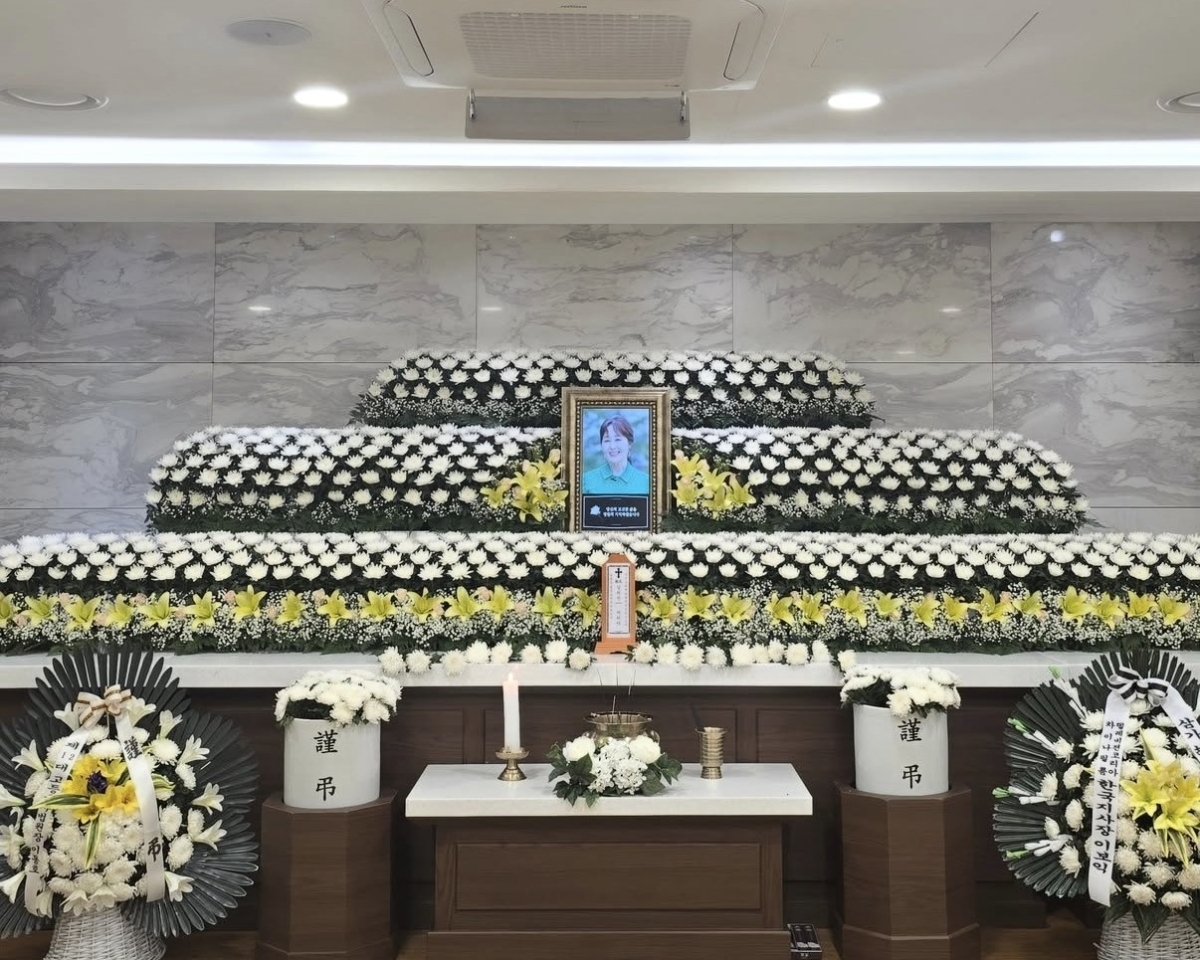 지하철 안내방송과 애니메이션 ‘짱구는 못말려’의 짱구 엄마 봉미선의 목소리로 사랑을 받은 강희선(65) 성우가 6일 영면에 들었다. 고인의 아들 안은석씨는 “3일간의 어머니 장례를 마쳤다”며 조문객들에게 감사 인사를 전했다. 안은석씨 인스타그램 캡처