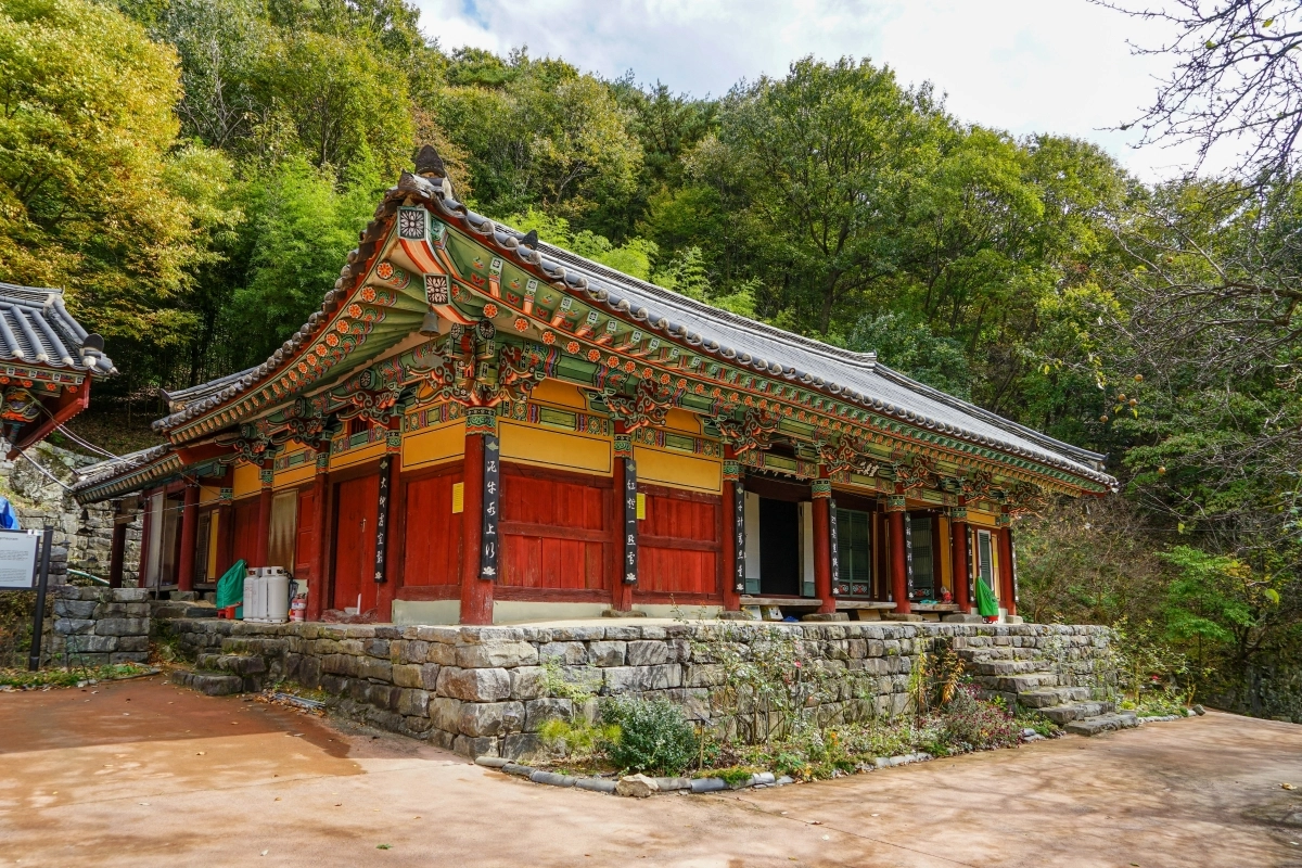 국가 보물로 지정된 충남 금산군 남이면에 소재한 ‘영천암 무량수각’ 전경. 금산군 제공