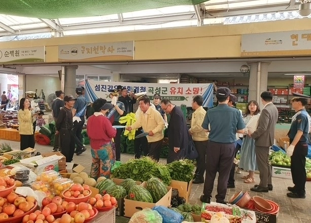 곡성군이 지난 3일 안전문화 캠페인과 함께 ‘섬진강유역환경청 유치’ 홍보 활동을 하고 있다.