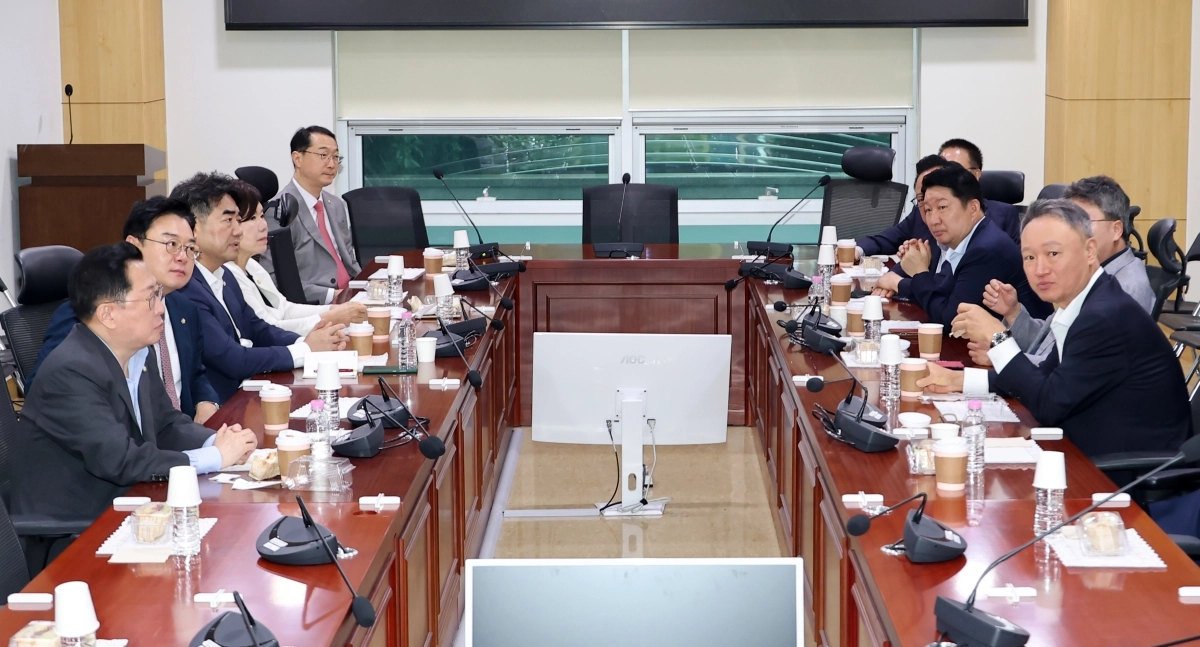국민의힘 모임인 ‘대안과미래’ 소속 의원들이 7일 국회 의원회관에서 조찬 회동을 열고 있다. 연합뉴스