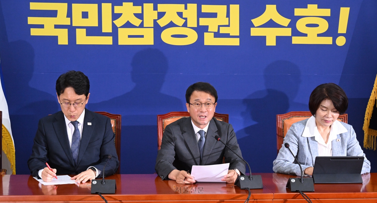 한병도(가운데) 더불어민주당 대표 직무대행 겸 원내대표가 7일 국회에서 열린 원내대책회의에서 발언하고 있다. 2026.7.7. 안주영 전문기자