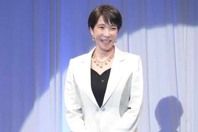 지난 4일 도쿄에서 열린 ‘제37회 일본 주얼리 베스트 드레서상’에서 보석을 착용하고 환하게 웃고있는 다카이치 사나에 일본 총리. 다카이치 총리 엑스 캡처