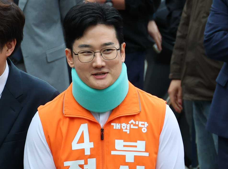 정이한 전 개혁신당 부산시장 후보가 지난 4월 29일 부산 북구 구포시장에서 목 보호대를 한 채 선거운동을 하고 있다. 연합뉴스