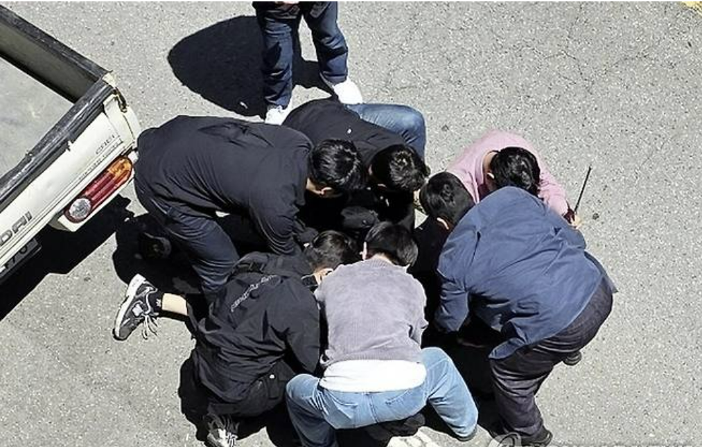 지난 5월 5일 광주 여고생 이채원 양을 살해한 장윤기(23)가 광주 광산구 거주지 인근에서 잠복 중이던 경찰관들에게 현장 체포되고 있다. (광주 광산경찰서 제공)