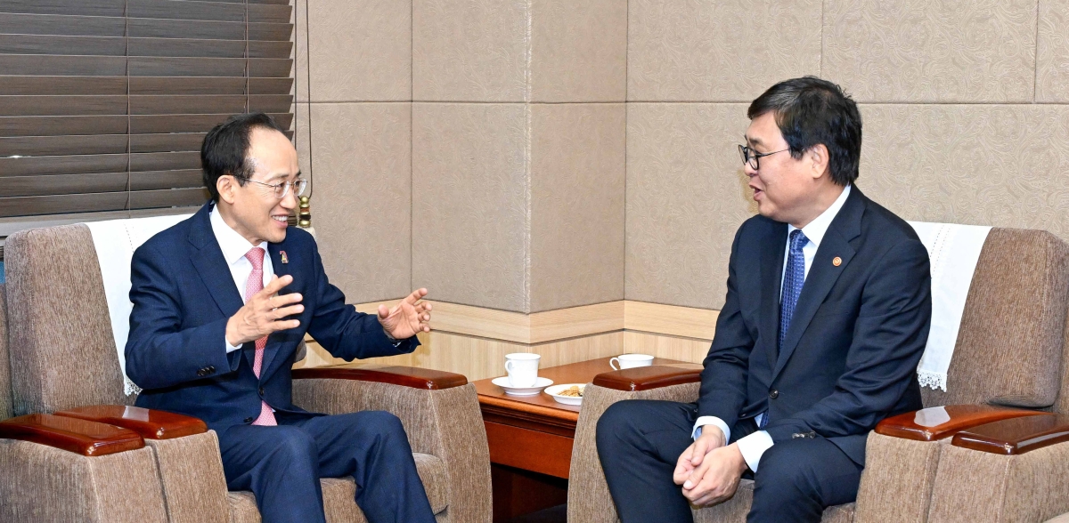 추경호 대구시장이 지난 6일  제20회 대구국제뮤지컬페스티벌(DIMF) 어워즈에서 최휘영 문화체육관광부 장관을 직접 만나 환담을 나누고 있다. 대구시 제공