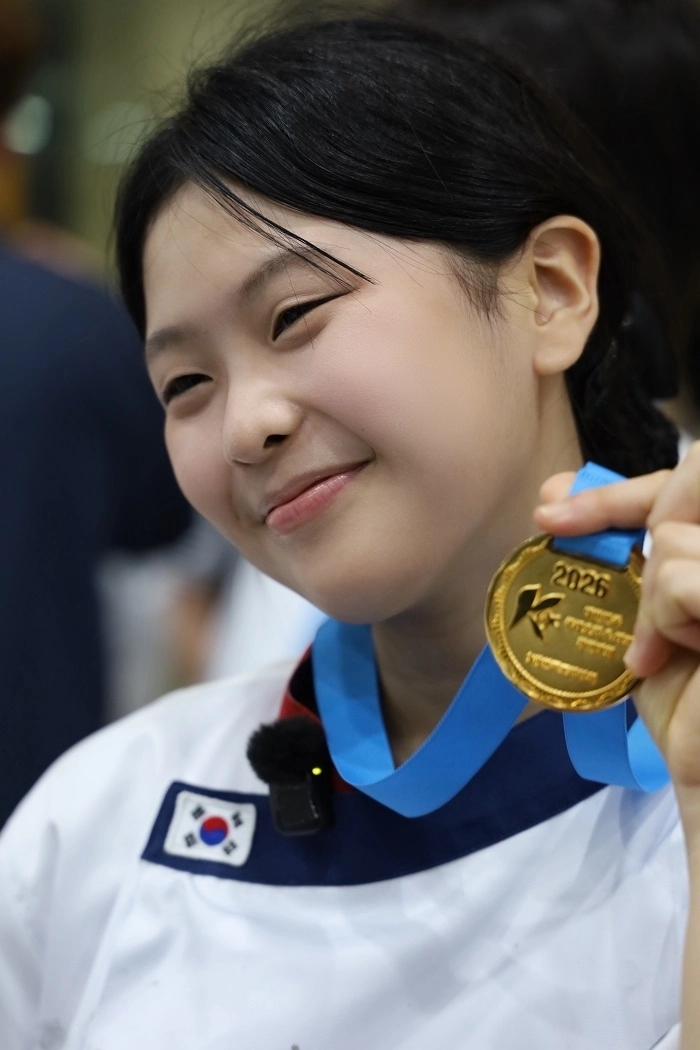 최연소 그랜드슬램 달성 확정후 초등학생 후배들에게 미소짓는 김규린양
