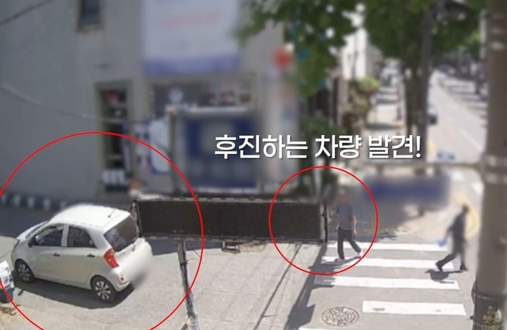 후진 차량에 접근하는 A씨의 모습. 경기북부경찰청 페이스북 영상 캡처