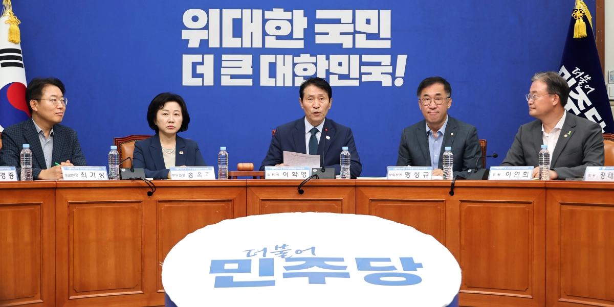 이학영(가운데) 더불어민주당 전당대회준비위원회 위원장이 7일 국회에서 열린 전국당원대회 준비위원회 3차 회의에서 발언하고 있다. 연합뉴스