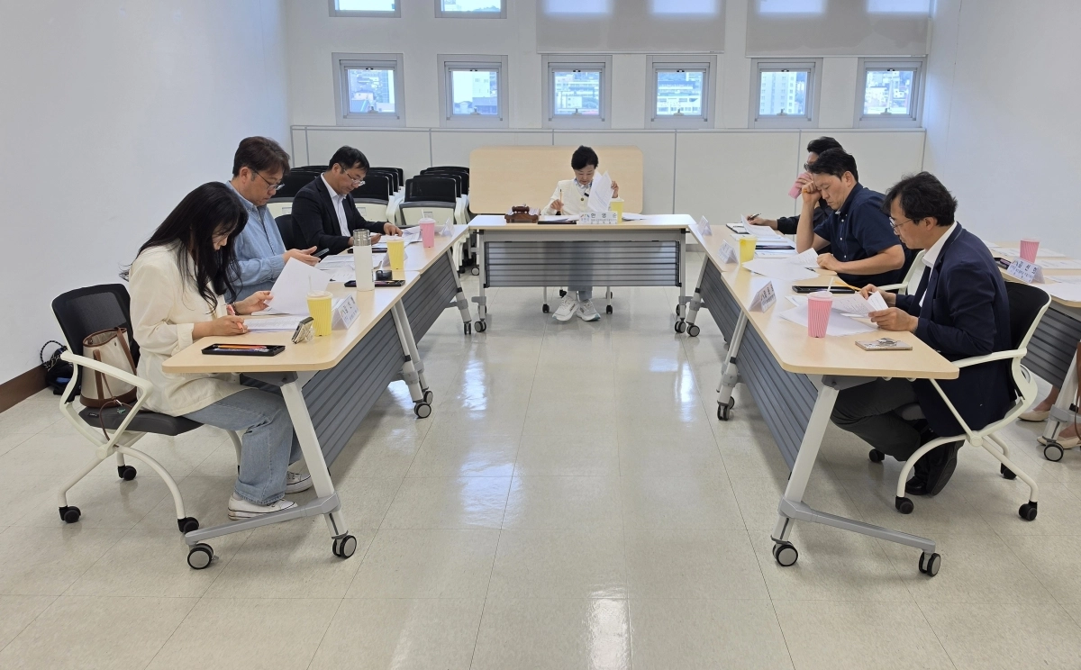 이천시 동행서포터즈 관계자들이 복지사각지대에 놓인 위기 가구 지원 대상을 심의하고 있다. 이천시 제공