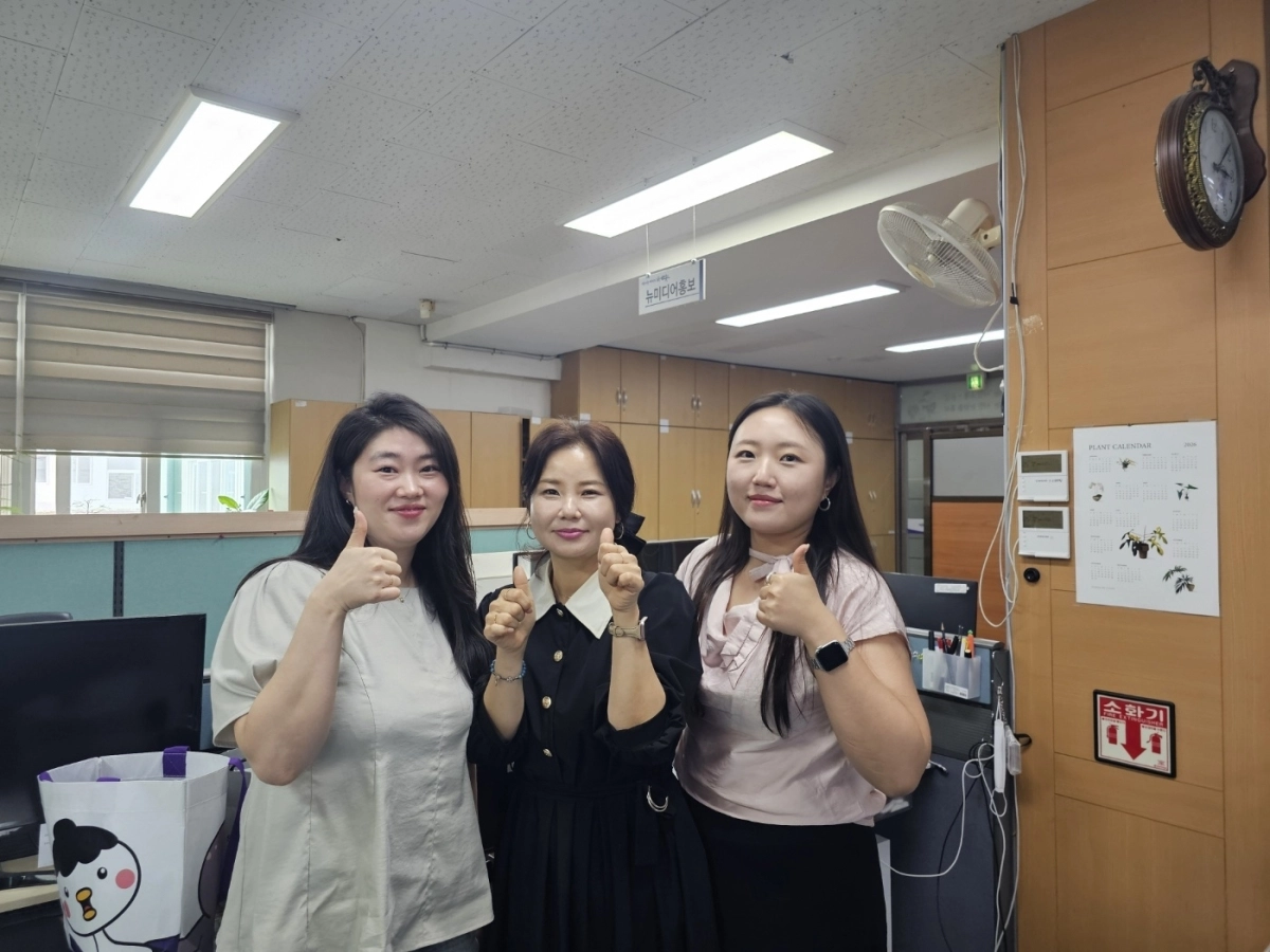 순천시청 뉴미디어홍보팀이 사무실에서 포즈를 취하고 있다. 왼쪽부터 김민지 주무관, 하세희 팀장, 이승민 주무관.