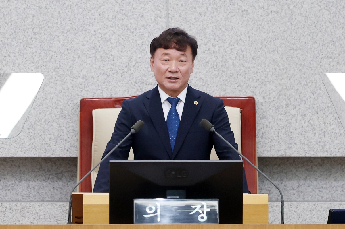 ▲ 제12대 경기도의회 전반기 의장으로 선출된 남종섭 의원이 당선 인사를 하고 있다. (사진=경기도의회)