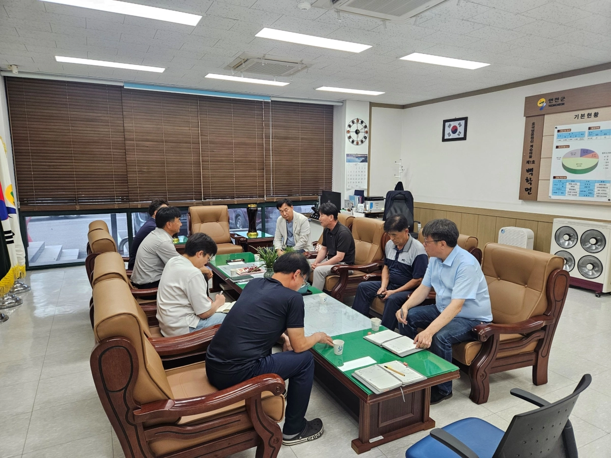 ▲ 윤종영 의원이 3일 연천군 백학면행정복지센터에서 경기도 축산정책과 및 지역 주민 대표 등 관계자들과 함께 ‘2026년 군마 레클리스 기념행사’의 성공적인 개최와 예산 확보를 위한 업무협의를 진행하고 있다. (사진=경기도의회)