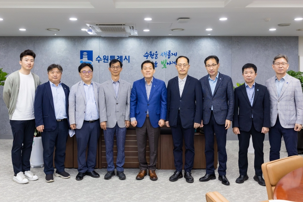9일 열린 수원시 재정전략회의에서 이재준 시장(가운데)과 위원들이 기념 촬영을 하고 있다. 수원시 제공