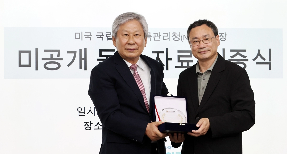 전갑생(오른쪽) 성공회대학교 동아시아연구소 연구교수가 7일 서울 영등포 독도체험관에서 열린 미국 국립문서기록관리청(NARA) 소장 미공개 독도 자료를 기증하고 정용상 동북아역사재단 사무총장에게 감사패를 받고 있다.  뉴시스