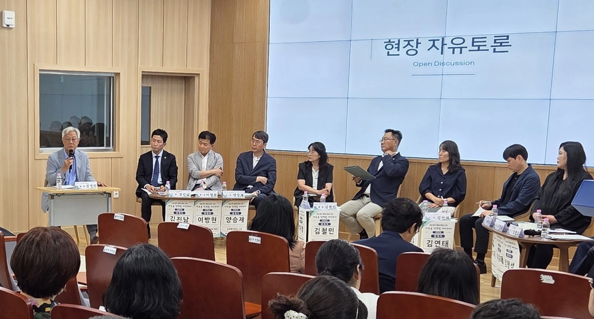 K-교육특별시 준비위원회와 여수·순천·광양교육지원청이 7일 광양교육지원청에서 ‘전남광주통합교육청 시대, 새로운 정책을 제안하다’를 주제로 정책포럼을 열고 통합교육청의 미래 정책 방향과 지역 맞춤형 교육 발전 방안을 논의하고 있다. 인수위 제공