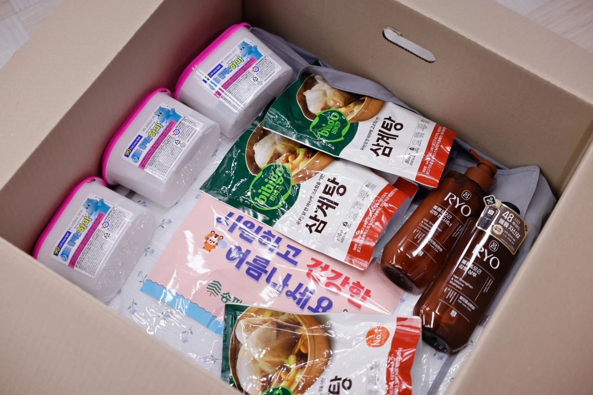 지난해 여름 송파구가 폭염 취약계층에게 전달한 ‘착한박스’ 물품. 송파구 제공