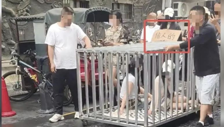 중국 후난성에서 벌어진 ‘가짜 형벌극’. 현지 라이브 스트리머들은 두 여성을 철제 우리에 가둔 채 거리를 행진시키며 “불륜을 저지르다 발각돼 처벌받는 중”이라고 주장했으나 훗날 조회수를 노린 연출극으로 밝혀졌다. TVBS 캡처