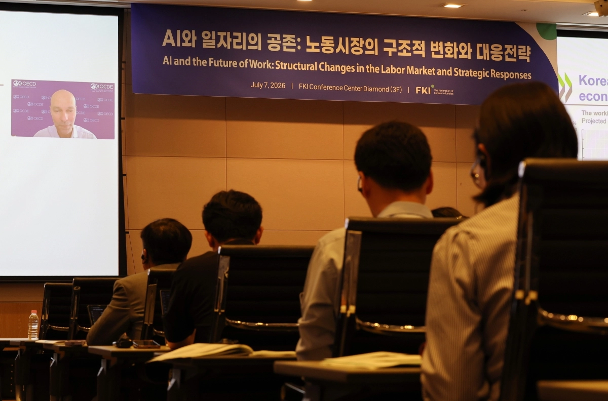 한국경제인협회가 7일 서울 영등포구 FKI타워에서 개최한 ‘인공지능(AI)과 일자리의 공존 ’ 세미나에서 스테인 브루크 경제협력개발기구(OECD) 선임경제학자가 화상으로  발표하고 있다. 연합뉴스