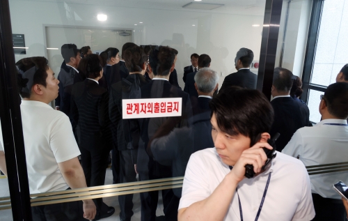 국회 6·3 지방선거 투표용지 부족 사태 국정조사특별위원회 소속 여야 의원들이 7일 중앙선거관리위원회 과천청사로 현장조사를 나와 전산실로 이동하고 있다. 연합뉴스