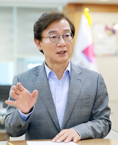 전재수 부산시장이 7일 서울신문과의 취임 인터뷰에서 해양수도 완성과 민생 회복을 위한 복안을 밝히고 있다. 부산시 제공