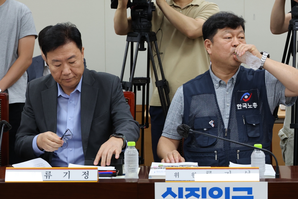 7일 정부세종청사 최저임금위원회에서 열린 제12차 전원회의에서  근로자위원인 류기섭 한국노총 사무총장이 물을 마시고 있다. 왼쪽은 류기정 한국경영자총협회(경총) 전무. 연합뉴스