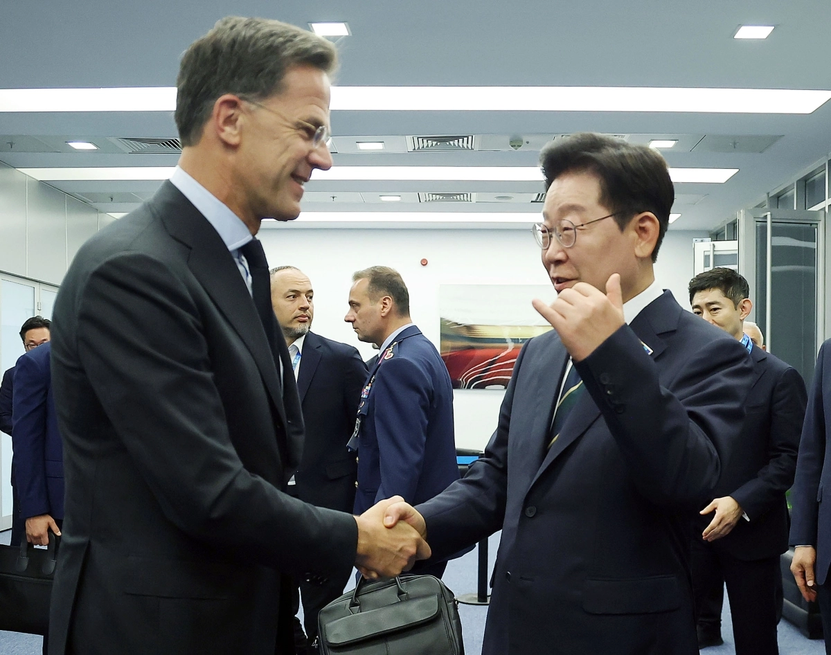 마르크 뤼터 나토 사무총장과 대화하는 이재명 대통령
