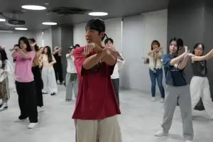 “가볍게 던져주는 느낌으로~ 원, 투, 스리, 포”… 안무가 킹키의 ‘댄스 워크숍’