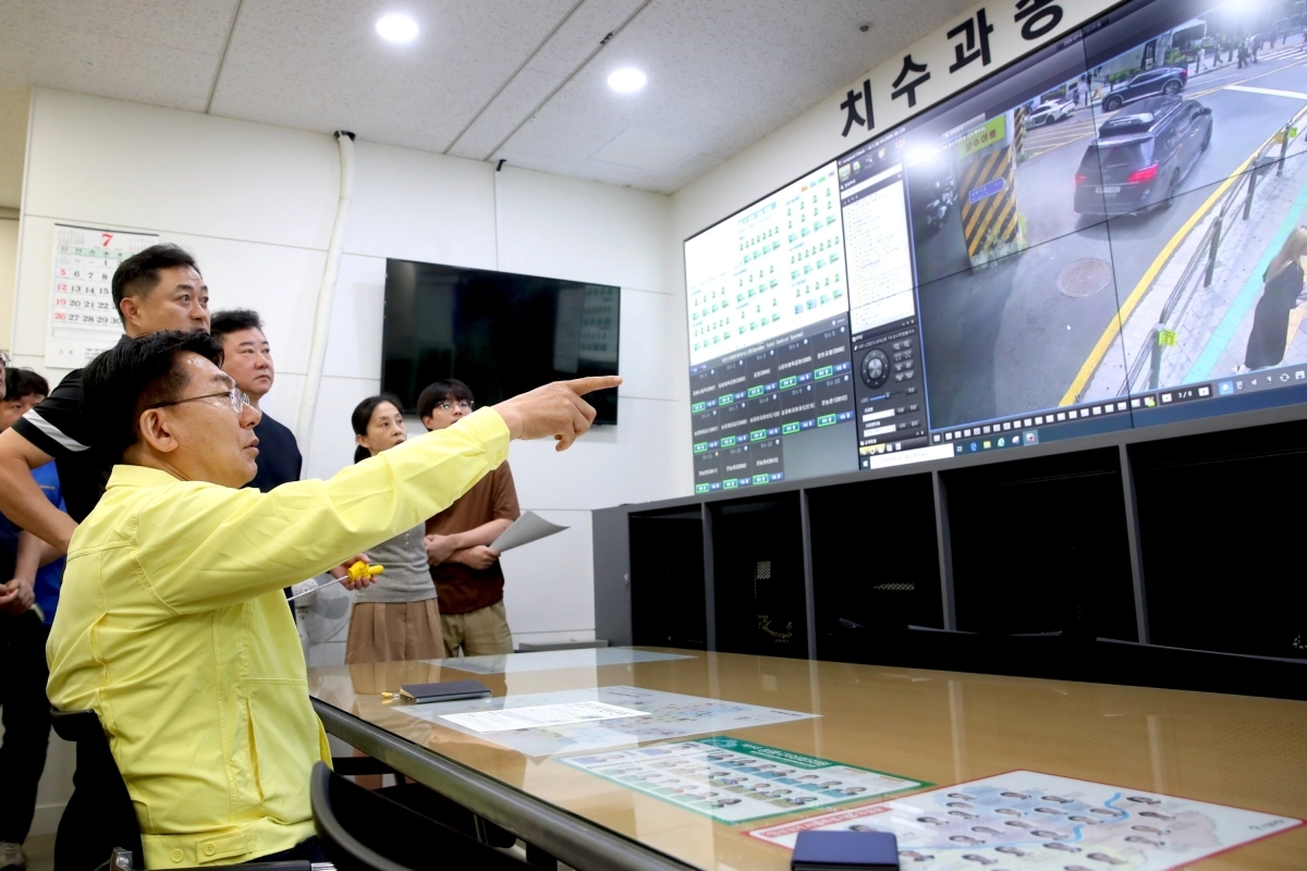 유보화 성동구청장이 지난 1일 치수과 풍수해 상황실 현황을 점검하고 있다. 성동구 제공