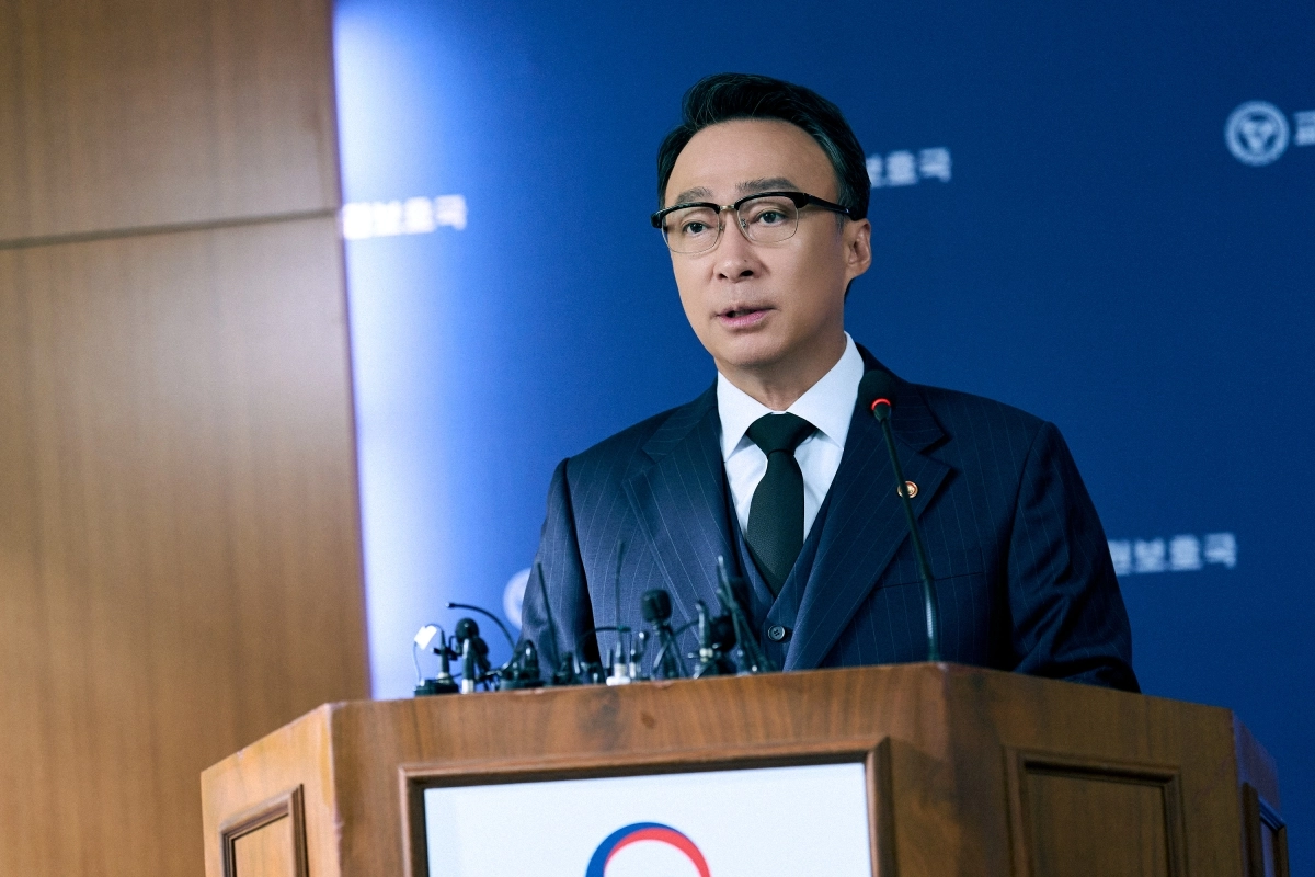 교육부 장관 최강석(이성민 분)은 교육부에 교권보호국을 창설한다. 넷플릭스 제공