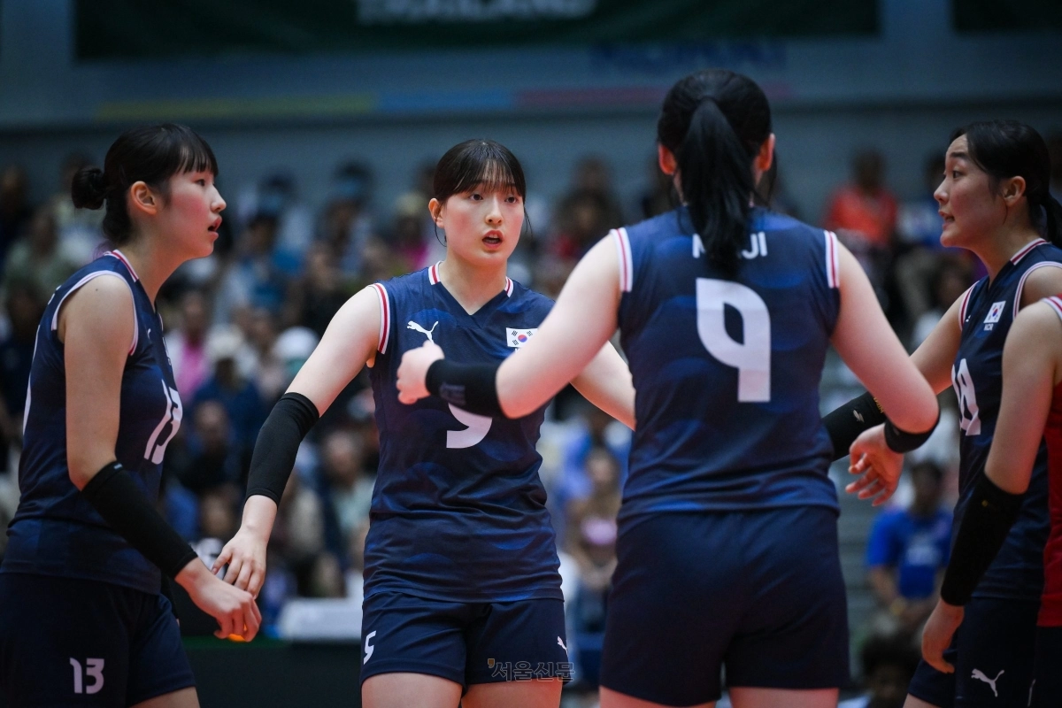 18세 이하 여자배구 대표팀 선수들이 7일 태국 나콘라차시마 터미널21에서 열린 2026 아시아배구연맹(AVC) U-18 아시아여자배구선수권대회 중국과의 결승에서 서로 대화하고 있다. 2026.7.7 AVC 제공