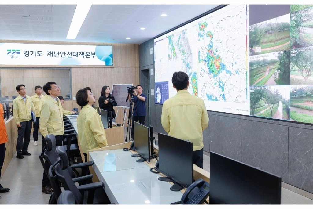 추미애 경기도지사가 6일 도청 재난안전대책본부에서 여름철 풍수해 대비 종합 대책과 관련한 보고를 받고 있다. 경기도 제공